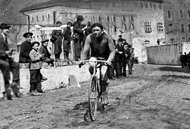 Giovanni Gerbi riding on a dirt road during the 1905 Giro di Lombardia