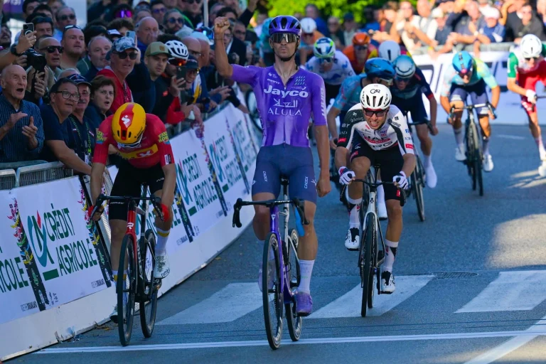 Alessandro Covi alza le braccia sul traguardo del Giro del Veneto 2026 a Vicenza.
