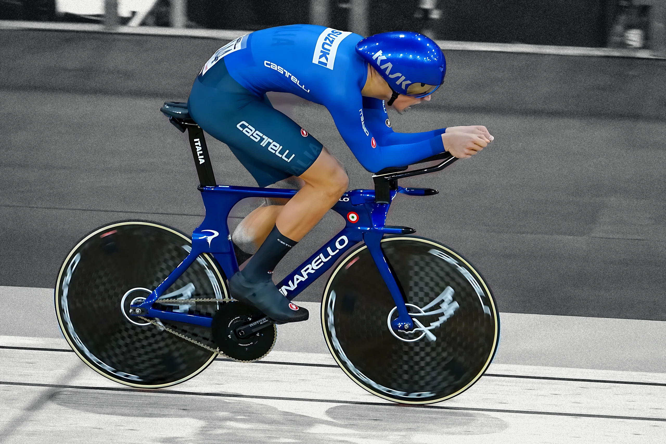 Jonathan Milan in posizione da inseguimento sulla pista