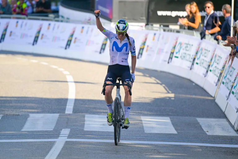 Liane Lippert alza il braccio sul traguardo della Veneto Women 2026 a Vicenza, sola sulla strada.