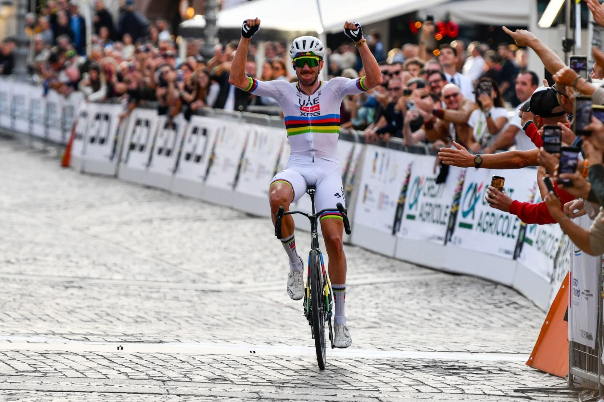 Brandon McNulty in maglia iridata alza le braccia sul traguardo di Bassano del Grappa