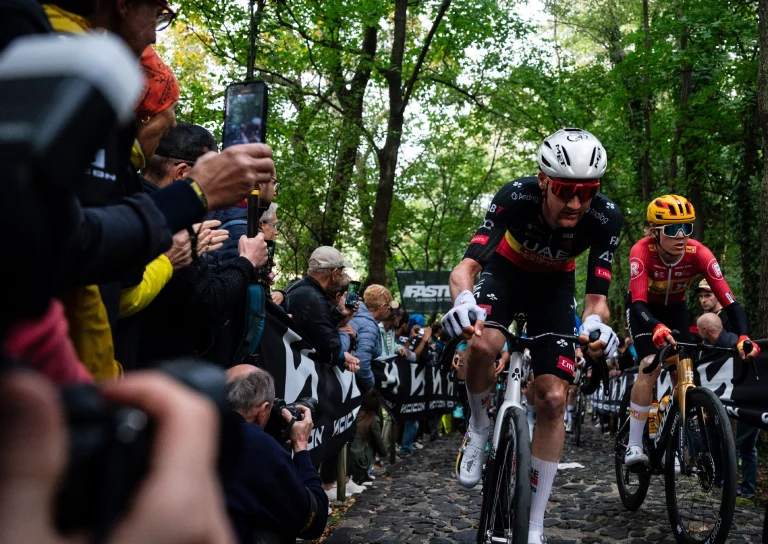 Corridori sul pavé della Tisa alla Veneto Classic, con il pubblico ai lati